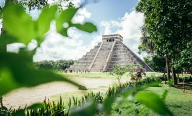 Piramide chichén itzá detrás de vegetación